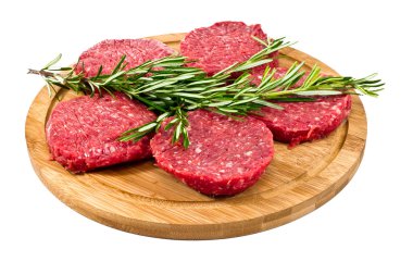 selofan ve biberiye ahşap tahta üzerinde ham hamburger