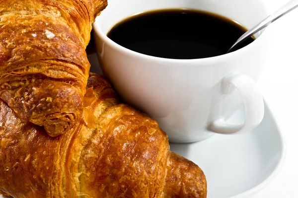 Desayuno con taza de café negro y croissants —  Fotos de Stock