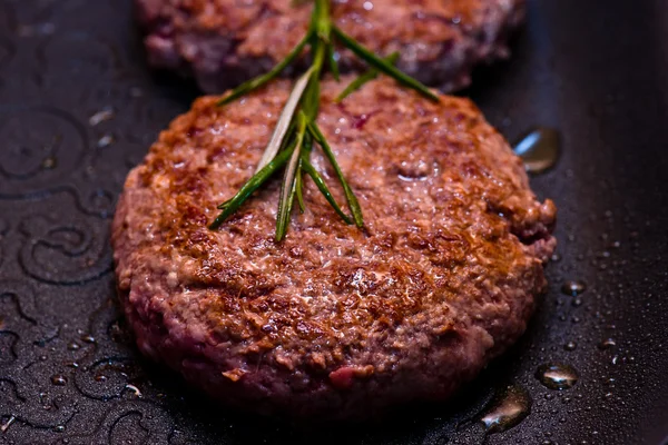 Hamburgare på grillen — Stockfoto