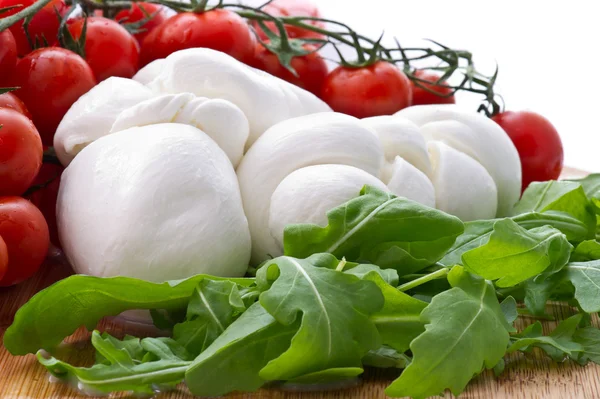 Taze salata domates, rucola, mozzarella peyniri ile — Stok fotoğraf