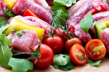 taze kasap kesim ve domates et çeşitler süslenmiş