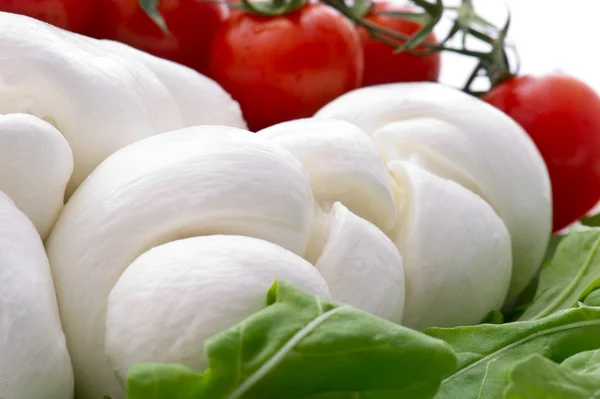 Čerstvý salát s cherry rajčátky, rukolou, mozzarella — Stock fotografie