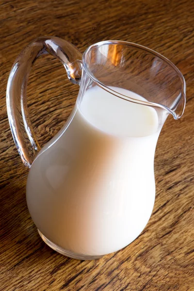 ミルクのガラスの水差し — ストック写真