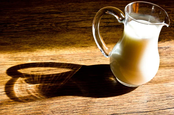 Jarra de vidrio de leche —  Fotos de Stock