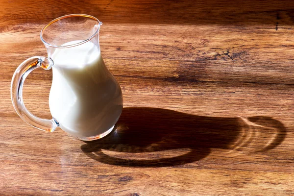 Skleněná konvice mléka — Stock fotografie
