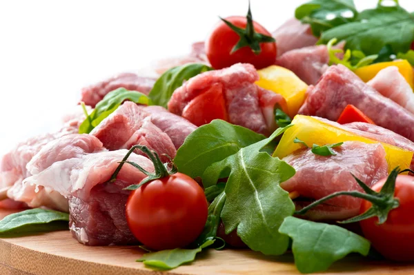 Macellaio fresco taglio carne assortimento guarnito primo piano selettivo f — Foto Stock