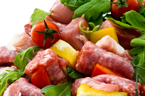 Corte de açougueiro fresco e sortimento de carne de tomate decorado — Fotografia de Stock