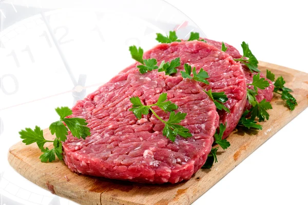 Hamburger vom Rind auf Holzbrett mit Petersilie — Stockfoto