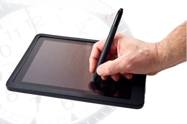 Tablet PC ve saat arka plan ile kalem — Stok fotoğraf