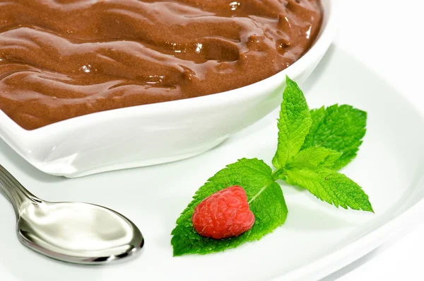 Sobremesa de chocolate com framboesa e folha verde — Fotografia de Stock