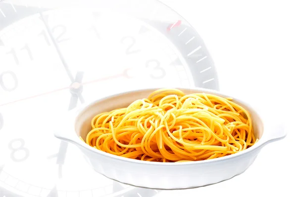 Italian pasta called spaghetti in white background with clock — Stock Photo, Image