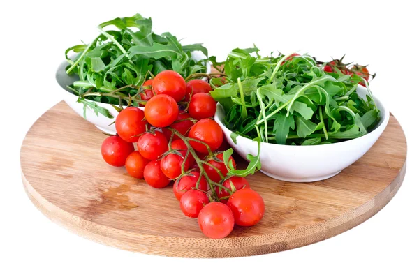 Ciotola di verde fresco, rucola naturale e pomodorini — Foto Stock