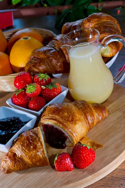 Frutas frutas cruasán desayuno —  Fotos de Stock