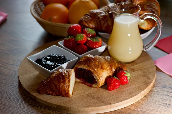 水果浆果羊角面包早餐 — 图库照片