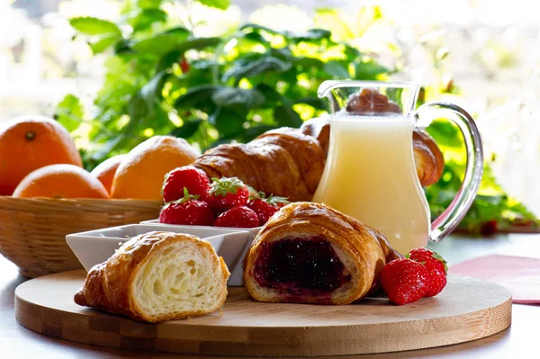 Frutas bagas croissant café da manhã — Fotografia de Stock