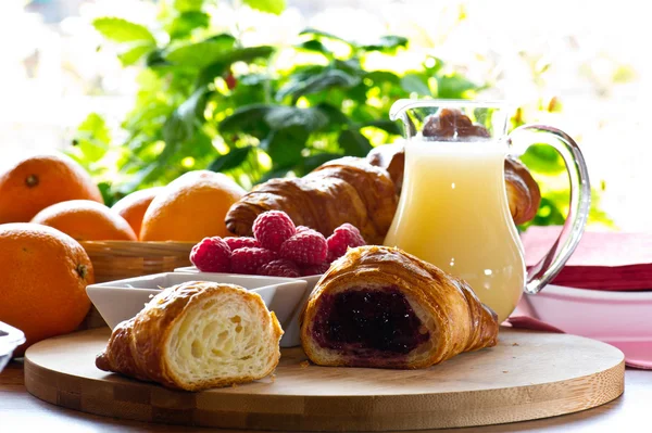 Frutas frutas cruasán desayuno —  Fotos de Stock