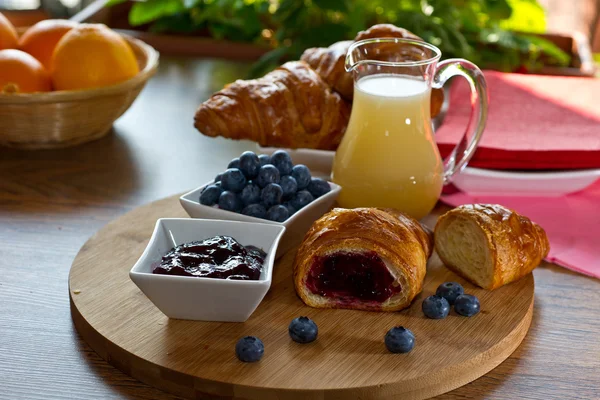 Images Petit déjeuner aux fruits au soleil matin — Photo