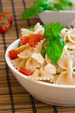 fesleğen, domates ve İtalyan peynirli makarna mozzarella denir