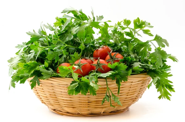 Una cesta de perejil y tomates cherry — Foto de Stock