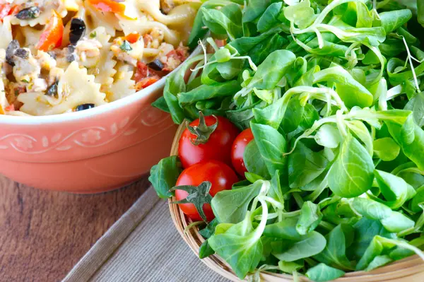 Pasta with salad — Stock Photo, Image