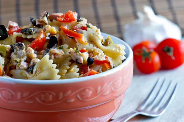 Pasta con ensalada —  Fotos de Stock