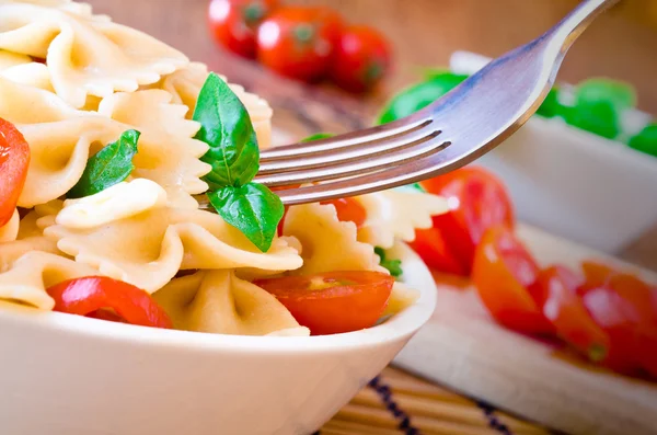 Pasta mit Basilikum, Tomaten und italienischem Käse namens Mozzarella — Stockfoto