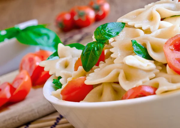 Pasta con albahaca, tomates y queso italiano llamado mozzarella —  Fotos de Stock