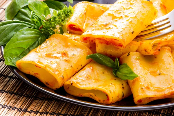 Pasta italiana con salsa de tomate y albahaca — Foto de Stock