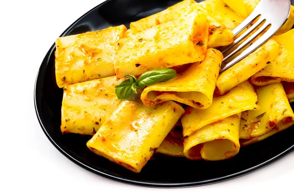 Macarrão italiano com molho de tomate e manjericão — Fotografia de Stock