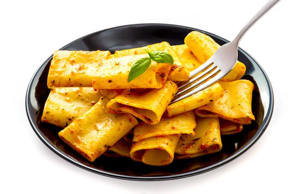 Italiensk pasta med tomatsås och basilika — Stockfoto