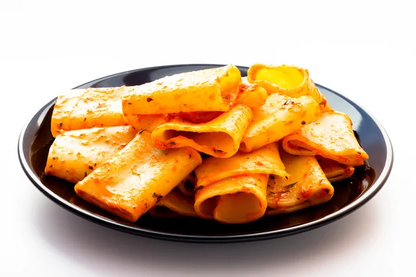 Pasta italiana con salsa de tomate y basi — Foto de Stock