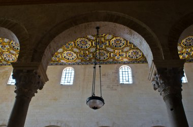 Otranto Katedrali: sütunları ayrıntı - Puglia. Güney İtalya