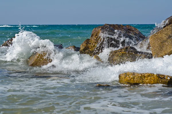 Waves hitting stones — Stock Photo, Image