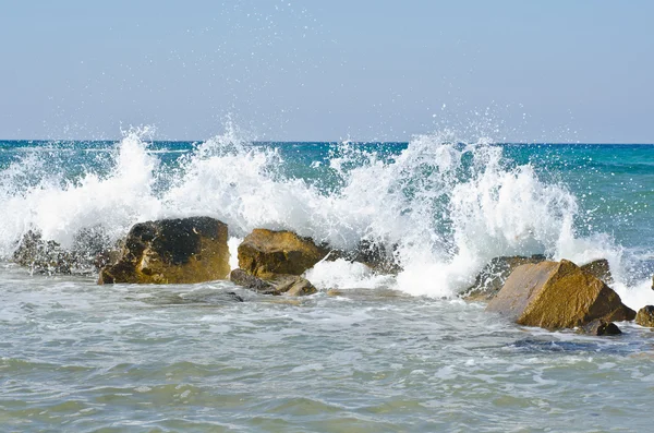 Olas golpeando piedras —  Fotos de Stock