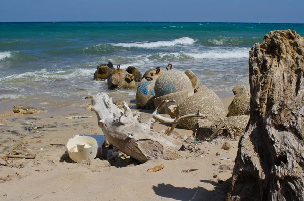 Rifiuti si accumula sulla spiaggia — Foto Stock