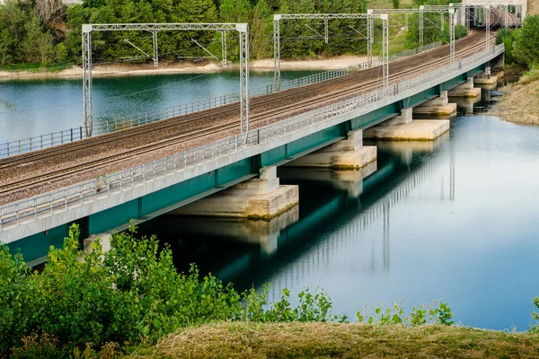 川の上の鉄道橋 — ストック写真