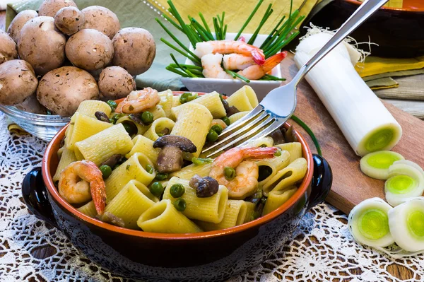 Shrimp and Mushroom Pasta in ceramic clay pot — Stock Photo, Image