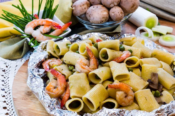 Pâtes aux crevettes et champignons servies dans le cartoccio — Photo