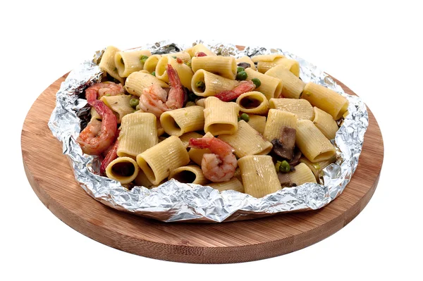 Garnalen en paddestoel pasta geserveerd in cartoccio — Stockfoto