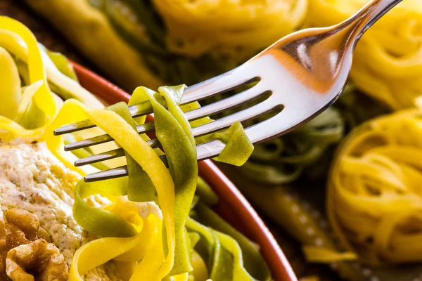 Homemade italian pasta called "Tagliatelle paglia e fieno" — Stock Photo, Image