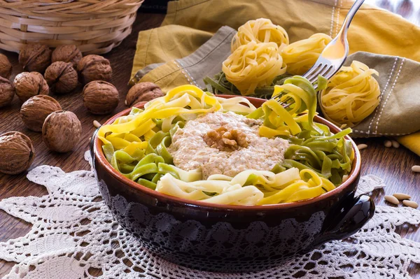 Zelfgemaakte Italiaanse pasta genaamd "tagliatelle paglia e fieno" — Stockfoto