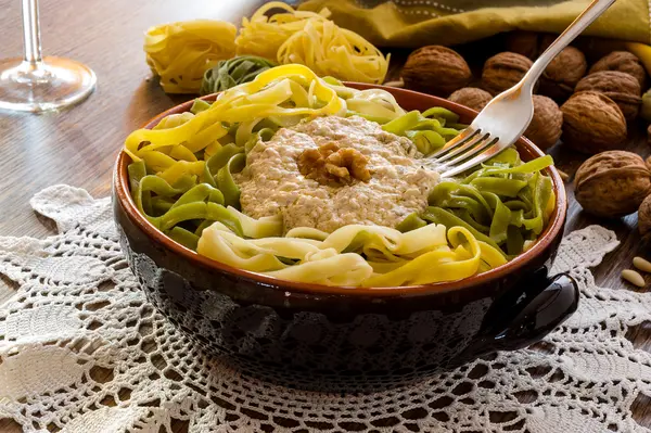 Pasta italiana fatta in casa chiamata "Tagliatelle paglia e fieno " — Foto Stock