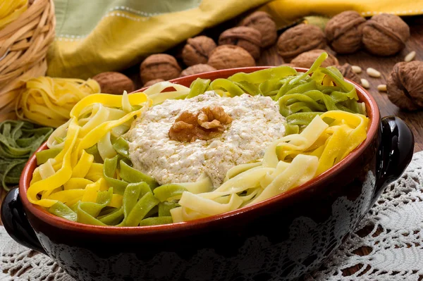 Hemlagad italiensk pasta kallas "tagliatelle paglia e fieno" — Stockfoto