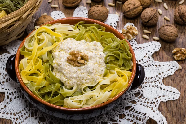 Italiaanse pasta zelfgemaakte typerende genaamd "tagliatelle paglia e fien — Stockfoto