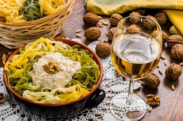 Hausgemachte tipycal italienische Pasta namens "tagliatelle paglia e fien — Stockfoto