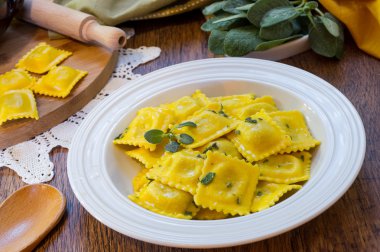ev yapımı mantı makarna ile adaçayı tereyağı sosu, Italyan Mutfagi
