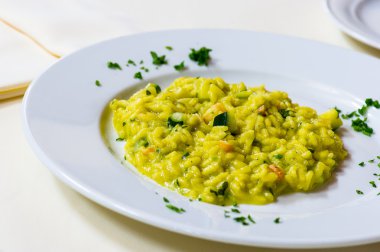 safran ve maydanoz yaprakları ile lezzetli risotto