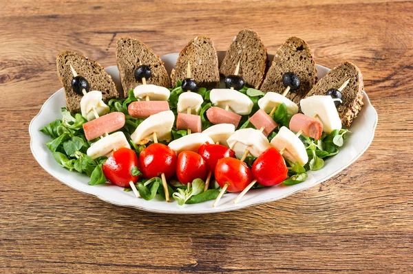 Färsk italiensk ost och grönsaker, bröd — Stockfoto