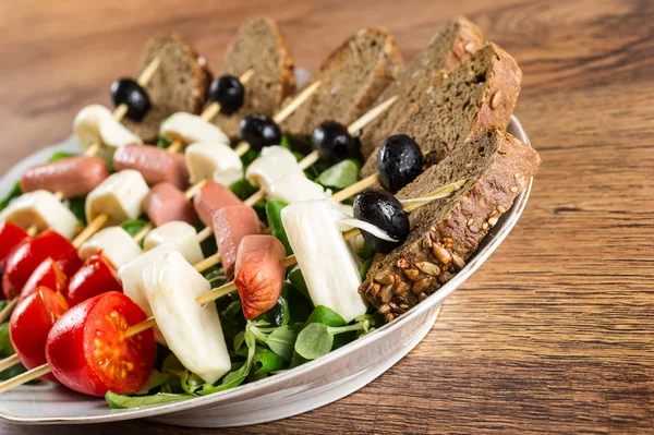Queso italiano fresco y verduras con pan — Foto de Stock