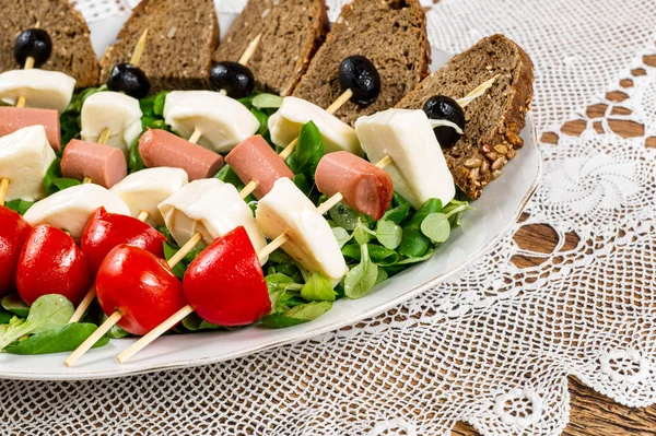 新鲜的意大利奶酪和蔬菜，面包 — 图库照片